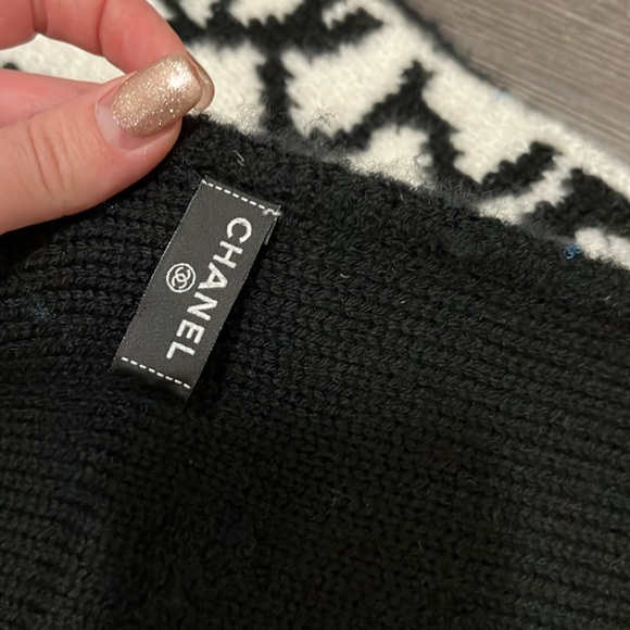 Chanel Beanie and scarf - Picture 8 of 9